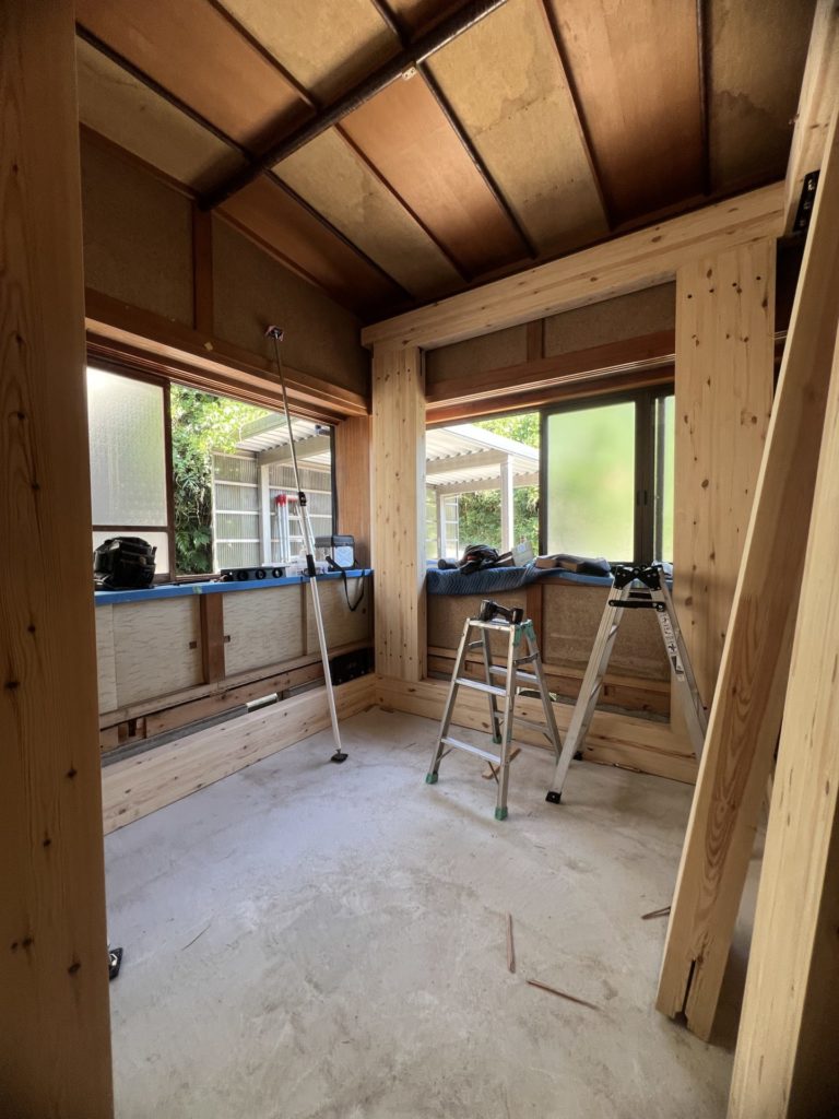 能登町 耐震シェルター設置工事④ シャルターの躯体を組み上げる様子