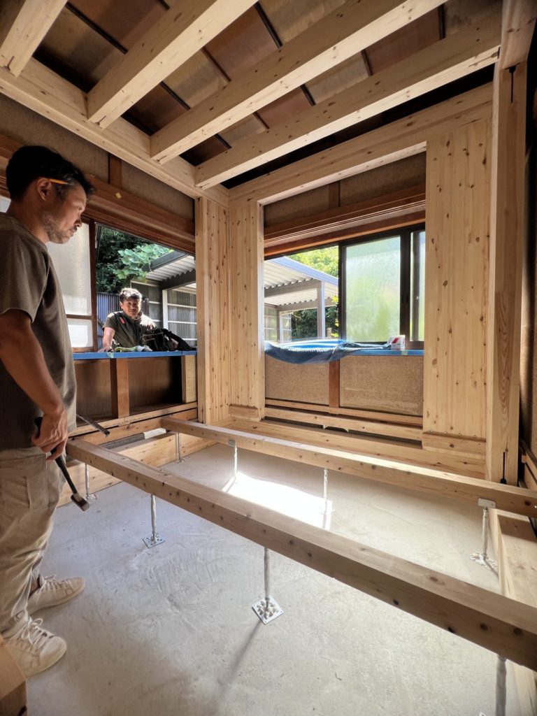 能登町 耐震シェルター設置工事⑤ 床大引きを設置する様子