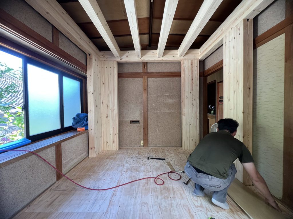 能登町 耐震シェルター設置工事⑦ 床仕上げ材を貼る様子