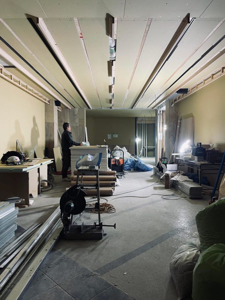 岐阜市　店舗リノベーション　床材の打ち合わせ風景