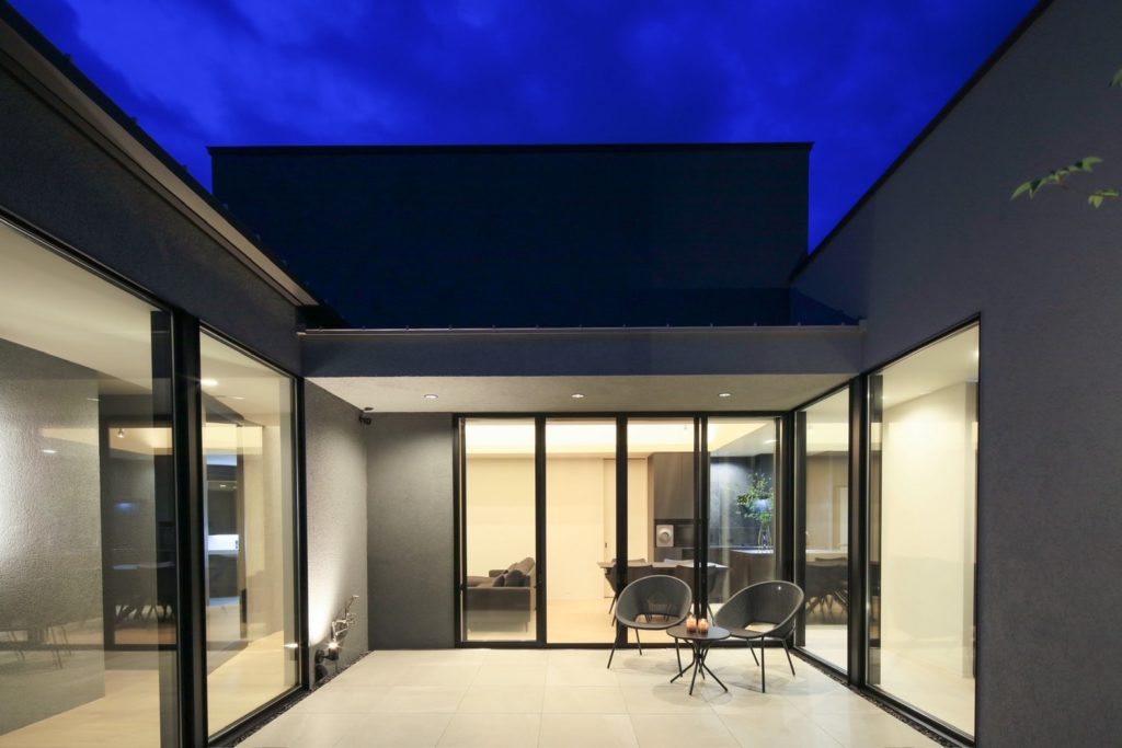 岐阜県関市　要塞テラスの平屋　夜間の中庭の様子