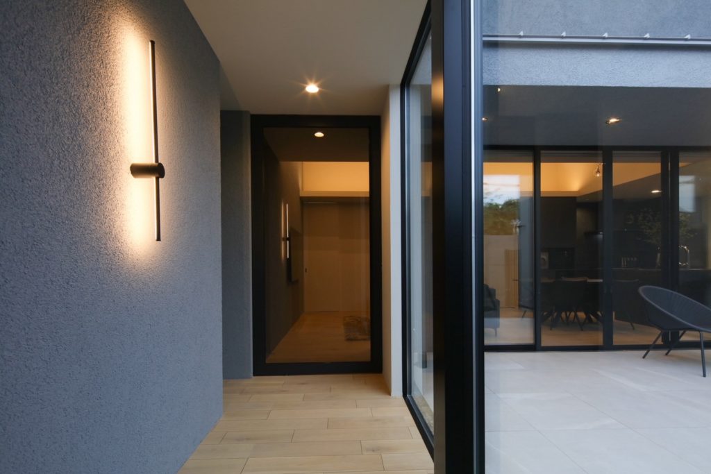 岐阜県関市　要塞テラスの平屋　玄関エントランスの様子