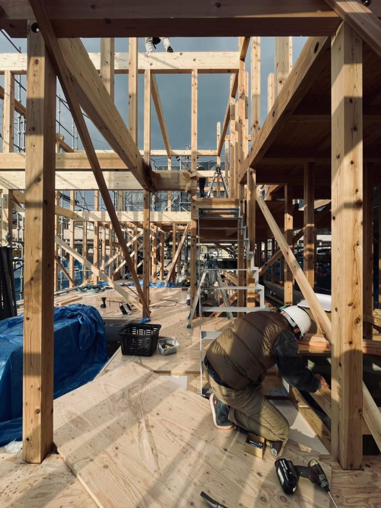 岐阜県各務原市　ガレージハウス　構造躯体の補助金物を設置する様子