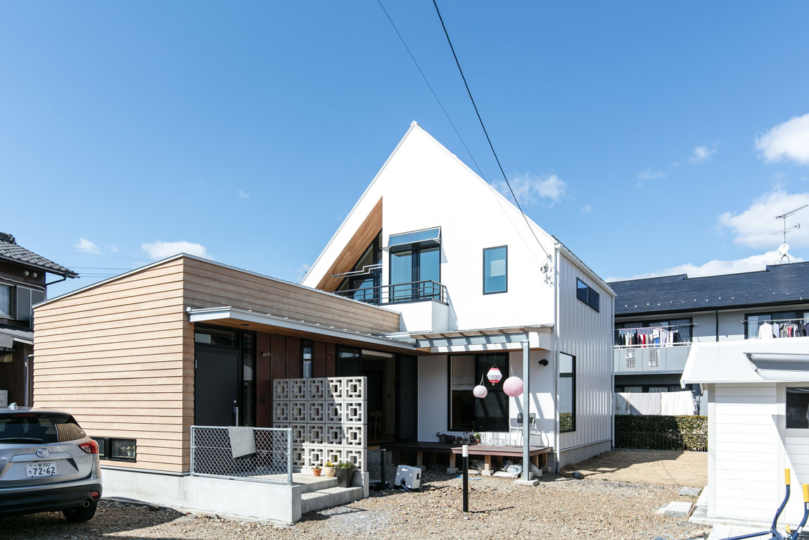 まっ白い三角屋根の家イメージ